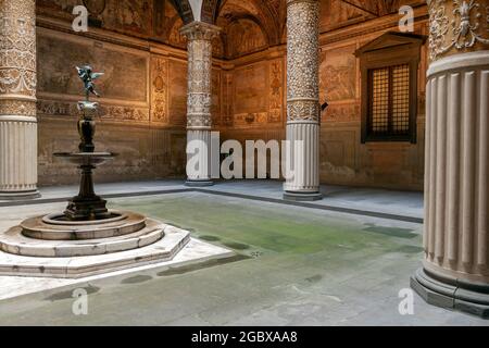 La première cour du Palazzo Vecchio à Florence, qui passe par la porte principale de la Piazza della Signoria, a été conçue en 1453 par Michelozz Banque D'Images