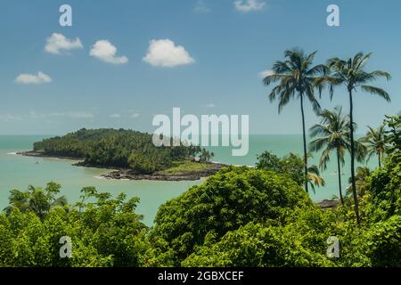 Vue sur l'Ile du Diable (Ile du Diable) depuis l'Ile Royale dans l'archipel des Iles du Salut (Iles du Salut) en Guyane française Banque D'Images