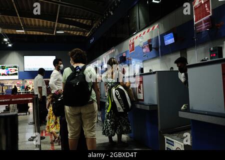 Mugla, Turquie. 05 août 2021. Les passagers attendent en file d'attente pour s'enregistrer à l'aéroport Milas-Bodrum de Mugla, Turquie, le jeudi 5 août 2021. (Photo par Ilker Eray/GochreImagery/Sipa USA) crédit: SIPA USA/Alay Live News Banque D'Images