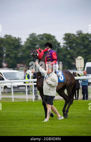 Jockey David Probert sur Chalk Stream aux courses de York. Banque D'Images