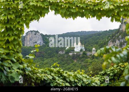 L'église de l'Archange Michael. Vue depuis le chemin ensoleillé à travers le feuillage. Crimée. Yalta Banque D'Images