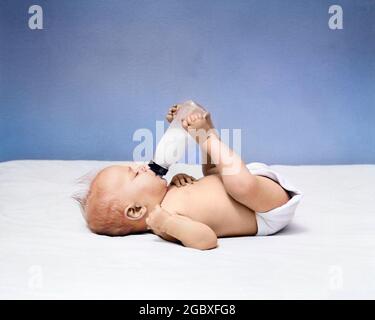 BÉBÉ DES ANNÉES 1940 ALLONGÉ SUR LE DOS À BOIRE À PARTIR D'UN BIBERON DE LAIT TENU AVEC LES PIEDS - B689C HAR001 HARS NOURRISSANT DES PUÉRICULTURE D'ÉQUILIBRE SNACK SATISFACTION FEMMES ACCUEIL VIE COPIE ESPACE PLEINE LONGUEUR PERSONNES FORMULE DIAPER COMPÉTENCE FAIM BONHEUR NOURRIR L'ANGLE ÉLEVÉ BOISSON CONTENTEMENT FAIM PERSONNES BÉBÉS COORDINATION DU CONTENU ALIMENTATION SUCKING PRONE SIP QUALIFIÉS CONTENTED CROISSANCE JUVÉNILES COUCHÉ SUR LE DOS NAP REPOS SIPPING SUCK BÉBÉ FILLE DE RACE BLANCHE DIAPED HAR001 VIEUX MODE Banque D'Images