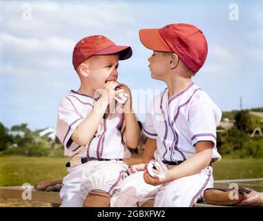 ANNÉES 1960 DEUX GARÇONS EN CASQUETTES ET UNIFORMES DE BASE-BALL DE LITTLE LEAGUE ASSIS ENSEMBLE MANGEANT DES HOT DOGS - F11898C HAR001 HARS FRÈRE OLD FASHION JUVÉNILE LIGUE AMI COMPÉTITION SNACK SATISFACTION FRÈRES RURAL ASSIS COPIE ESPACE AMITIÉ DEMI-LONGUEUR ADOLESCENT SIT FRÈRES ET SŒURS AMERICANA HOTDOG ALIMENTS CASSE-CROÛTE COLLATIONS HUNGRY LITTLE LEAGUE ARCHIVISTIQUE SNACK NOURRITURE MITT FRANKFURTER RÉCRÉATION PAL FAIM PRÉTEEN SIBLING UNIFORMES FRANK WIENER BASEBALL GANTS CASQUETTES COMPAGNON HOT-DOG WIENERS HOT-DOGS HOT-DOGS MINEURS DIVERS RELAXATION TOGETHNESS JEUNE COPAIN RACE CAUCASIENNE COMPAGNIE ETHNIQUE Banque D'Images