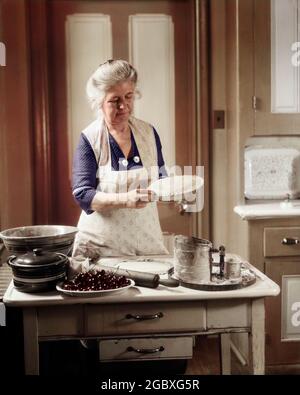 ANNÉES 1920 FEMME ÂGÉE DES ANNÉES 1930 GRAND-MÈRE PORTANT UN TABLIER À SERTIR LA CROÛTE FAISANT UNE CERISE PIE DANS LA CUISINE - H1592C HAR001 HARS MÉNAGE JOIE STYLE DE VIE SATISFACTION AÎNÉS FEMELLES GRAND-PARENT RURAL GROGNUP SAINTETÉ ESPACE DE COPIE DEMI-LONGUEUR FEMMES PERSONNES INSPIRATION ADULTE SOIN DESSERT GRANNY DOUGH PÂTISSERIE HISTOIRE GENS BONHEUR BIEN-ÊTRE OLDSTERS OLDSTER CUISSON CERISE CONNAISSANCE DE LA CROÛTE DE CERISE FIERTÉ OCCUPATIONS ANCIENS PIE PIES ROULANT PIN ÉLÉGANT MÉLANGE BOL CERISES CERISE PIE CRÉATIVITÉ SERTISSAGE RELAXATION CAUCASIAN ETHNICITÉ HAR001 OLD FASHIONED Banque D'Images