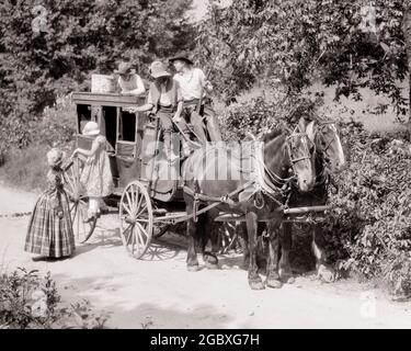 ANNÉES 1880, GARDE-CONDUCTEUR, GARÇON REGARDANT DE JEUNES FEMMES DESCENDRE DE STAGECOACH TIRÉ PAR DES CHEVAUX, SCÈNE DU FILM DE L'ÉPOQUE DE L'OUEST DES ANNÉES 1930 - H184 HAR001 HARS PILOTE DE VOYAGE SCÈNE HABILLEMENT CINÉMA NOSTALGIQUE FILM COUPLE ANCIEN TEMPS OCCUPÉ NOSTALGIE ENTRAÎNEUR FRÈRE GARDE VIEILLE MODE SŒUR 1 WAGON JEUNES CHEVAUX STYLE TRAVAIL D'ÉQUIPE STYLE DE VIE ACTEUR CINQ FEMMES 5 FRÈRES EMPLOIS MARCHE RURALE TRANSPORT DE PASSAGERS ESPACE DE COPIE PERSONNES PLEINE LONGUEUR HOMMES WESTERN ROUES FRÈRES ET SŒURS TRANSPORT CAPOT B&W FILMS COMPÉTENCE MÉTIER COMPÉTENCES MAMMIFÈRES GRAND ANGLE AVENTURE PROTECTION PERFORMANTE SERVICE CLIENTÈLE TIRÉ PAR DES CHEVAUX Banque D'Images