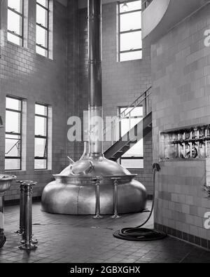 1930 65 ANS CUIVRE BOUILLOIRE BREW DANS LA NOUVELLE BIÈRE BRASSERIE APRÈS L'ABROGATION DE LA LOI VOLSTEAD INTERDICTION EN 1933 DE LA LOI DE 1933 DE LA LOI DE DE LA LOI DE LA POLICE DES ETATS-UNIS - I3405 HAR001 HARS ÉLÉGANT AMENDEMENT BREW BRASSERIE PRÉCISION DU CUIVRE ABROGATION DE LA LOI DE LA LOI DE LA LOI DE NOIR ET BLANC HAR001 ANCIEN MODE Banque D'Images