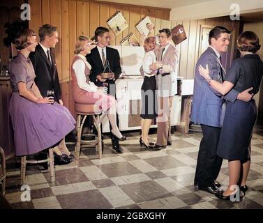 ANNÉES 1950 QUATRE COUPLES ADOLESCENTS FILLES ET GARÇONS AYANT UNE FÊTE DE DANSE DE MUSIQUE D'ENREGISTREMENT APRÈS L'ÉCOLE DANS LA SALLE DE LOISIRS DE SOUS-SOL DE BANLIEUE - J104C HAR001 HARS À L'INTÉRIEUR RECORD NOSTALGIQUE PAIRE 4 COULEUR SUBURBAINE VIEUX TEMPS NOSTALGIE VIEILLE MODE AYANT STYLE DE VIE JUVÉNILE FEMMES MÉLANGEUR MAISON VIE AMITIÉ PLEINE LONGUEUR PERSONNES MÂLES ADOLESCENTES GARÇON COUPLES APRÈS PHONOGRAPHE DANSES DATANT ÉCOLES COSTUME ET CRAVATE SOUS-SOL LOISIRS ET PHONOGRAPHES REC SALLE REC ENREGISTREMENT RÉCRÉATIF JOUEUR DANS LES PARTIES DE LYCÉE LYCÉES JEUNES ADOLESCENTS ÉLÉGANTS ORIGINE ETHNIQUE CAUCASIENNE HAR001 À L'ANCIENNE Banque D'Images