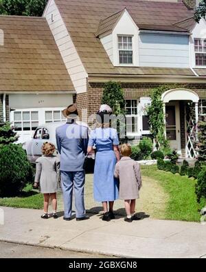 VUE ARRIÈRE DES ANNÉES 1940 FAMILLE EXTÉRIEUR MÈRE PÈRE FILLE FILS DEBOUT ENSEMBLE REGARDANT LA MAISON DE BANLIEUE - J302C HAR001 HARS ENSEMBLE MARI DAD QUATRE CHAPEAUX MOM GARAGE NOSTALGIQUE PAIRE 4 COMMUNAUTÉ BANLIEUE COULEUR RELATION MÈRES VIEUX TEMPS FUTUR NOSTALGIE FRÈRE VIEUX MODE SŒUR 1 ALLÉE JUVÉNILE VÉHICULE D'ACCUEIL JEUNES ADULTES ENFANTS FAMILLES STYLE DE VIE ADULTES ADULTES ADULTES ADULTES ADULTES ADULTES ADULTES ADULTES ADULTES ADULTES ADULTES ADULTES ADULTES ADULTES ADULTES ENFANTS FILLES PARENTS MAISONS FRÈRES RELATION MARI MAISON VIE COPIE ESPACE FEMMES FILLES PLEINE LONGUEUR PERSONNES ADULTES AUTOMOBILE HOMMES FRÈRES ET SŒURS DÉBUT DE TRANSPORT PÈRES HOMMES ET FEMMES BUTS PATERNELS RÊVES DE PATERNITÉ Banque D'Images