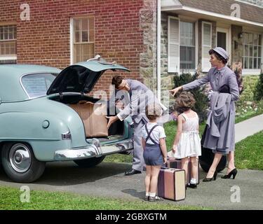 FAMILLE DES ANNÉES 1950 METTRE DES VALISES À BAGAGES DANS LE COFFRE DE VOITURE - J4127C HAR001 HARS OLD FASHION AUTO SISTER 1 ENTRÉE DE GARAGE METTRE JEUNES CHATS VÉHICULE VACANCES VALISES FAMILLES STYLE DE VIE FEMMES ADULTES MAISON VIE TRANSPORT COPIE ESPACE PERSONNES ENFANTS PLEINE LONGUEUR PERSONNES ADULTES VOITURE HOMMES TRONC FRÈRES ET SŒURS TRANSPORT TEMPS HORS VOYAGE ESCAPADE DADS EXCITATION EN VACANCES AUTOMOBILE ÉCHAPPER MOBILITÉ JEUNES ÉLÉGANT MI-ADULTE HOMME MOYEN-ADULTE FEMME MI-ADULTE MAMANS TOGETHERNESS VACANCES CAUCASIEN ETHNICITÉ HAR001 OLD FASHIONED Banque D'Images