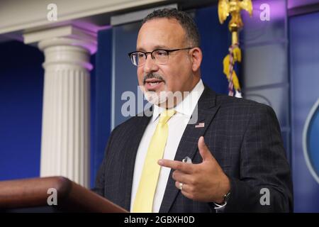 Washington, États-Unis. 05 août 2021. Le secrétaire AMÉRICAIN à l'éducation Miguel Cardona parle de la variante Covid19 et de la réouverture de l'école en toute sécurité lors d'un briefing de presse, aujourd'hui le 5 août 2021 à la Maison Blanche à Washington DC, Etats-Unis. (Photo de Lénine Nolly/Sipa USA) Credit: SIPA USA/Alay Live News Banque D'Images