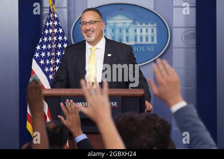 Washington, États-Unis. 05 août 2021. Le secrétaire AMÉRICAIN à l'éducation Miguel Cardona parle de la variante Covid19 et de la réouverture de l'école en toute sécurité lors d'un briefing de presse, aujourd'hui le 5 août 2021 à la Maison Blanche à Washington DC, Etats-Unis. (Photo de Lénine Nolly/Sipa USA) Credit: SIPA USA/Alay Live News Banque D'Images