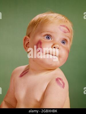 PORTRAIT DES ANNÉES 1960 DE BÉBÉ BLOND AVEC DES MARQUES DE BAISER ROUGES SUR LE VISAGE ET LES ÉPAULES - KB5303 HAR001 HARS STYLE DE VIE FEMMES GAGNANT STUDIO SHOT SAINTETÉ COPIE ESPACE AMITIÉ INSPIRATION EXPRESSION BIENVEILLANTE TÊTE ET ÉPAULES HUMORISTIQUES ET ROUGE À LÈVRES COMÉDIE CONCEPTUELLE ATTACHEMENT PERSONNEL AFFECTION AGRÉABLE AGRÉABLE AGRÉABLE CHARMANTE ÉMOTION CROISSANCE JEUNES RECHERCHANT LOVABLE PECK AGRÉABLE SMOOCH ADORABLE ATTRAYANT BÉBÉ FILLE BLEU LES YEUX L'ETHNIE CAUCASIENNE HAR001 MARQUE L'ANCIEN MODE Banque D'Images