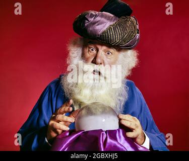 PERSONNAGE HOMME ÂGÉ DES ANNÉES 60 AVEC BARBE BLANCHE PORTANT LE TURBAN UNE FORTUNE DE PELER AVEC BOULE DE CRISTAL STUPÉFAIT GRAND-ŒIL D'EXPRESSION FACIALE - KC3419 HAR001 HARS CONSEILS COMMUNICATION DE STYLE DE VISAGE MYSTÉRIEUX COMIC INFORMATION MYSTÈRE BOULE DE FORTUNE STYLE DE VIE ANCIEN STUDIO TOURNÉ PORTRAITS COPIE ESPACE DEMI-LONGUEUR PERSONNES WIZARD PERSONNAGE SAGE MÂLES SPIRITUALITÉ PSYCHIQUE HOMME SENIOR ADULTE ADULTE GRAND ANGLE STUPÉFIÉ CONTACT BIZARRE BUG-EYED L'ILLUSION DE PEERING VIEUX ÂGE BIZARRE OLDSTERS OLDSTER ADVISOR SERVICE CLIENT GROTESQUE SEER FORTUNE TELLER CONSEILLER LES PERSONNAGES EXCITATION CONNAISSANCE PRÉDICTION ZANY NON CONVENTIONNEL Banque D'Images