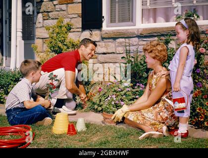 ANNÉES 1960 FAMILLE HEUREUSE AVEC MÈRE, FILS ET FILLE AIDANT LE PÈRE À PLANTER DANS LE JARDIN LIT DE FLEURS DEVANT LA BANLIEUE EN PIERRE MAISON - KG1681 HAR001 HARS LADY MARI AIDER DAD JARDINAGE QUATRE MOM NOSTALGIQUE ACTIF 4 PIERRE SUBURBAIN COULEUR DE PLANTATION MÈRES VIEUX TEMPS NOSTALGIE FRÈRE VIEILLE MODE SOEUR 1 JUVÉNILE TRAVAIL D'ÉQUIPE FILS HEUREUX JOIE VIE SATISFACTION FEMMES MARIÉS FRÈRES ÉPOUX ÉPOUX ÉPOUX ÉPOUX SANTÉ MAISON VIE NATURE ÉTATS-UNIS COPIER ESPACE AMITIÉ DEMI-LONGUEUR DAMES FILLES PERSONNES ÉTATS-UNIS D'AMÉRIQUE HOMMES FRÈRES ET SŒURS PÈRES PARTENAIRE AMÉRIQUE DU NORD ACTIVITÉ NORD-AMÉRICAINE Banque D'Images