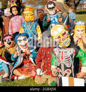 GROUPE DES ANNÉES 1970 DES ENFANTS DE QUARTIER GARÇONS ET FILLES DANS LES COSTUMES ET MASQUES D'HALLOWEEN - KH3213 HAR001 HARS SORCIÈRE AMÉRIQUE DU NORD OEIL CONTACT NORD-AMÉRICAIN PEUR QUARTIER AVENTURE ET PERSONNAGES EXCITATION TRICK OU TRAITER IMAGINATION OCTOBRE CRÉATIVITÉ JUVÉNILES OCTOBRE 31 TOGETHERNESS HAR001 OLD FASHIED PRINCESS Banque D'Images