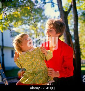 ANNÉES 1960 MÈRE POUSSANT RIRE FILLE SUR BALANÇOIRE - KJ4317 HAR001 HARS ARRIÈRE-COUR COULEUR RELATION MÈRES VIEUX TEMPS NOSTALGIE VIEUX MODE 1 POUSSER JEUNE RIRE BLOND JEUNE ADULTE ÉQUILIBRE TRAVAIL D'ÉQUIPE HEUREUX FAMILLES SATISFACTION FEMMES RURAL GROGNUP MAISON VIE COPIE ESPACE PERSONNES ENFANTS AMITIÉ DEMI-LONGUEUR FEMMES FILLES PERSONNES INSPIRATION ADULTES PRENDRE SOIN DE LA LUMIÈRE DU SOLEIL CONFIANCE BONHEUR GAI AVENTURE EXCITATION SOURIRES CONNEXION JOYEUSE SOUTIEN ROBE DE COTON MODE CROISSANCE JUVÉNILES ADULTE MOYEN-ADULTE FEMME MI-ADULTE MAMAN DÉTENTE TOGETHNESS MARIAGE BAGUE JEUNE ADULTE JEUNE FEMME JEUNE Banque D'Images