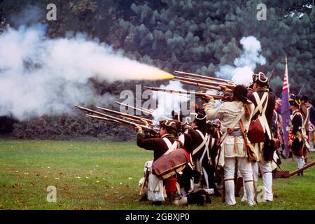 LES ANNÉES 1970 RÉÉDICTION DES TROUPES CONTINENTALES LA RÉVOLUTION AMÉRICAINE BATAILLE DE GERMANTOWN À CLIVEDEN PHILADELPHIA PA USA - KP4732 NET002 HARS UNIFORMES GUERRE D'INDÉPENDANCE LES RÉACTEURS LES COLONS ALLEMANDS RÉVOLTENT LES FUSILS DE GUERRE RÉVOLUTIONNAIRES AMÉRICAINS LES MOUSQUETS DE LIGNE DE TIR OCTOBRE 1770S 1777 COLONIES ARMES À FEU RÉÉDICTION TOGETHERNESS DÉMODÉE Banque D'Images