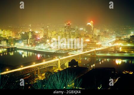 ANNÉES 1950 ANNÉES 1960 SKYLINE CONFLUENT DE NUIT DES RIVIÈRES ALLEGHENY ET MONONGAHELA AMONT DE LA RIVIÈRE OHIO PITTSBURGH PENNSYLVANIE ÉTATS-UNIS - KR9115 CRS001 HARS PITTSBURGH Banque D'Images