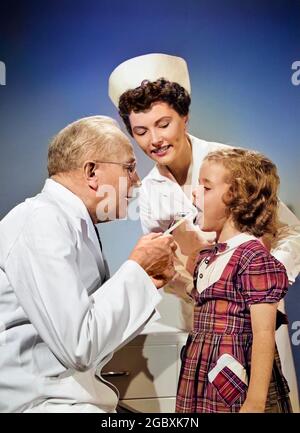 HOMME DES ANNÉES 1950 MÉDECIN EXAMINANT LA BOUCHE DE PETITE FILLE ENFANT AVEC LE BOIS DE DÉPRESSION DE LANGUE TANDIS QUE LA FEMME INFIRMIÈRE REGARDE - M4618C HAR001 HARS BÉBÉS SANTÉ CAP MÉDECINS À L'INTÉRIEUR COUPLE NOSTALGIQUE COULEUR AÎNÉS BLESSURE VIEUX TEMPS NOSTALGIE INFIRMIÈRES LANGUE VIEILLE MODE 1 PUÉRICULTURE PUÉRICULTURE EN BONNE SANTÉ GORGE ASSISTANT FEMMES STUDIO SHOT SANTÉ TRAITER LA MALADIE COPIER ESPACE FEMMES DEMI-LONGUEUR FITNESS PERSONNES SOINS AUX HOMMES PLAID PROFESSION LUNETTES MOYEN-ÂGE CONCERNÉ HOMME D'ÂGE MOYEN SOINS DE SANTÉ PROFESSION DE MIEUX-ÊTRE FOURNISSEURS PRATICIENS GUÉRISON MÉDECIN DIAGNOSTIC DR MÉDECINS EXAMINATEURS Banque D'Images