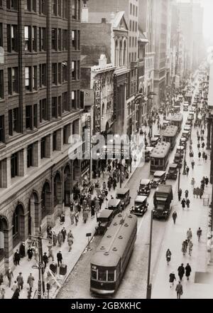 ANNÉES 1920 1930 SCÈNE DE RUE CHÂTAIGNE À GRAND ANGLE DE VUE MONTRE LES PIÉTONS CHARIOTS VOITURES CAMIONS BÂTIMENTS PHILADELPHIE PA USA - P2566 HAR001 HARS FEMMES MONTRANT ÉTATS-UNIS COPY SPACE FEMMES PERSONNES INSPIRATION ÉTATS-UNIS D'AMÉRIQUE AUTOMOBILE MÂLES BÂTIMENTS PIÉTONS TRANSPORT B&W AMÉRIQUE DU NORD SUCCÈS EN AMÉRIQUE DU NORD CAMIONS GRAND ANGLE HAUTE RÉSISTANCE À L'ANGLE EXTÉRIEUR PA PROGRESSE LARGE DIRECTION À MÉTIERS CONCEPTUELS AUTOMOBILES ÉLÉGANTS CHARIOTS VÉHICULES CHÂTAIGNIER CROISSANCE NOIR ET BLANC HAR001 OLD FASHIONED Banque D'Images