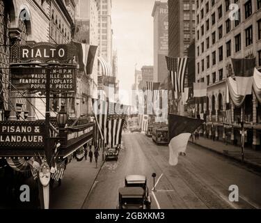 LES ANNÉES 1920, DANS LA RUE SOUTH STATE STREET DES ANNÉES 1930, SONT TOUTES DÉORNÉES DE DRAPEAUX, BARRÉS DU THÉÂTRE VAN BUREN STREET EL RIALTO DE CHICAGO IL USA - Q74155 CPC001 HARS PRIS DES ARTS DE LA SCÈNE AUTOS GRAND ANGLE EXCITATION BUNTING AUTOMOBILES VILLES ÉCHAPPER ÉTOILES ET RAYURES VÉHICULES ANCIENNE GLOIRE ROUGE BLANC ET BLEU ÉTAT RUE NOIR ET BLANC EL MIDWEST VIEUX RIALTO Banque D'Images