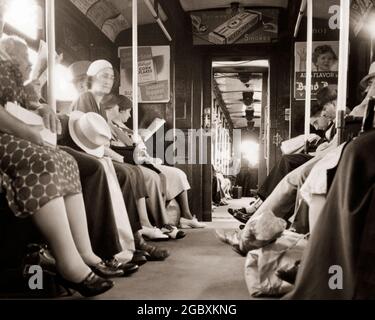 L'INTÉRIEUR DES ANNÉES 1930 DU WAGON DE MÉTRO HUDSON ET MANHATTAN AVEC DES PERSONNES QUI VOYAGENT DE JERSEY CITY NJ À MANHATTAN NYC ÉTATS-UNIS - Q74967 CPC001 HARS FEMMES PERSONNES ÉTATS-UNIS D'AMÉRIQUE HOMMES HOMME SENIOR TRANSPORT ADULTE SENIOR B&W AMÉRIQUE DU NORD HUDSON NORTH AMERICAN NAVETTEURS SERVICE À LA CLIENTÈLE ET RIDERS FAIBLE ANGLE DE NJ NYC MÉTRO CONCEPTUEL NOUVELLES VILLES DE NEW YORK JERSEY NEW YORK CITY ANONYME JERSEY CITY ADULTE MOYEN-ADULTE HOMME ADULTE MOYEN-ADULTE FEMME PLUSIEURS ENSEMBLE NOIR ET BLANC CAUCASIEN ORIGINE ETHNIQUE ANCIEN DES CLIENTS À L'ANCIENNE Banque D'Images