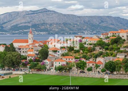 Panorama pittoresque de Postira sur la côte nord de l'île de Brac en Croatie. Banque D'Images