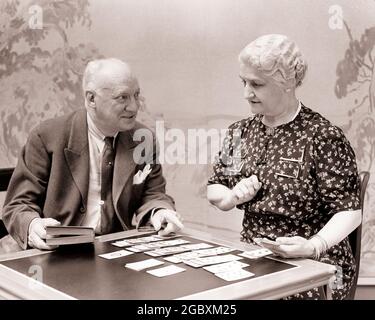 ANNÉES 1930 DRÔLE SENIOR RETRAITÉ HOMME ET FEMME INDIGNÉE FEMME JOUANT SOLITAIRE JEU DE CARTE MARI KIBITZING AVEC DES SUGGESTIONS UTILES - S3099 HAR001 HARS VIEUX TEMPS OCCUPÉ NOSTALGIE VIEILLE MODE RETIRÉ 1 STUPIDE COMMUNICATION FACIALE PAIX ÉQUILIBRE COMIC TRAVAIL D'ÉQUIPE CONCURRENCE HEUREUX JOIE STYLE DE VIE FEMMES AÎNÉES ÉPOUSES ÉPOUX MAISON VIE COPIE ESPACE DEMI-LONGUEUR FEMMES PERSONNES QUI S'OCCUPENT HOMMES RISQUE HOMME SENIOR ADULTE EXPRESSIONS B&W PARTENAIRE SENIOR FEMME TENTATION HUMORISTIQUE BONHEUR VIEILLESSE OLDSTERS GAI OLDSTER LOISIRS VICTOIRE STRATÉGIE COURAGE ET CHOIX RÉCRÉATION L'AUTORITÉ COMIQUE SOURIT LES AÎNÉS Banque D'Images