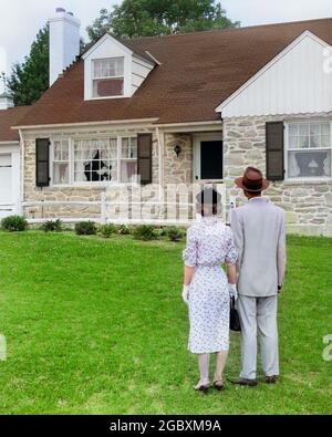 ANNÉES 1940 ANNÉES 1950 COUPLE DEBOUT À L'EXTÉRIEUR REGARDANT LA MAISON DE BANLIEUE EN PIERRE SHOPPING POUR LA NOUVELLE MAISON - S6592C HAR001 HARS PEEKING VIEUX STYLE DE MODE PEEK STYLE DE VIE FEMMES MAISONS CONJOINT MARIÉ ÉPOUX ADULTES MAISON VIE COPIE ESPACE FEMMES PLEINE LONGUEUR PERSONNES RÉSIDENTIEL ADULTES MÂLES BÂTIMENTS SOUHAITANT PARTENAIRE LIBERTÉ RÊVES ESPOIR CHOIX INSPECTION MAISONS RÉSIDENCE WISH CHAMP PIERRE MAISON IDÉES HOMME MOYEN-ADULTE MOYENNE-FEMME ADULTE PERSONNES ADULTES TOGETHERNESS DEUX HISTOIRES ÉPOUSES CAUCASIENS ETHNICITÉ HAR001 OLD FASHIED Banque D'Images