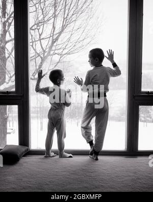 ANNÉES 1950 ANNÉES 1960 DEUX GARÇONS FRÈRES PORTANT UN LONG PYJAMA DEBOUT REGARDANT DEHORS PAYSAGE D'HIVER L'ÉCOLE PLEINE D'ESPOIR EST NEIGE JOUR ANNULÉ - W862 HAR001 HARS SÉCURITÉ FAMILLES FRÈRES RURAUX SAINTETÉ ACCUEIL VIE COPIE ESPACE AMITIÉ PLEINE LONGUEUR MÂLES PYJAMA CHALEUREUX FRÈRES ET SŒURS B&W MATIN HIVER CONFORT BONHEUR PROTECTION CONFORTABLE SILHOUETÉ CONFORTABLE VUE ARRIÈRE FRÈRE/SŒUR ESPÉRANT CHALEUR MOQUETTE CONFORTABLE HIVER DOS VUE SUR PIED PYJAMA LES JUVÉNILES DE CROISSANCE ONT UNE GRANDE TOGETHERNESS GRAND FRÈRE NOIR ET BLANC RACE BLANCHE HAR001 OLD FASHIONED IMAGE FENÊTRE PLUS COURTE Banque D'Images