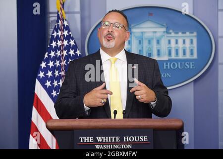 Washington, États-Unis. 05 août 2021. Miguel Cardona, Secrétaire AMÉRICAIN à l'éducation, parle de la variante Covid19 et de la réouverture des écoles en toute sécurité lors d'un briefing de presse à la Maison Blanche. Crédit : SOPA Images Limited/Alamy Live News Banque D'Images