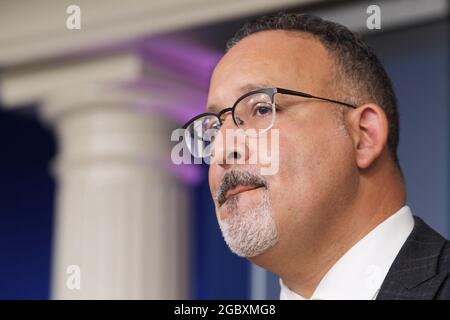 Washington, États-Unis. 05 août 2021. Miguel Cardona, Secrétaire AMÉRICAIN à l'éducation, parle de la variante Covid19 et de la réouverture des écoles en toute sécurité lors d'un briefing de presse à la Maison Blanche. Crédit : SOPA Images Limited/Alamy Live News Banque D'Images