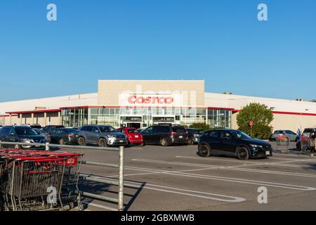 Ottawa, Canada - le 2 août 2021 : entrepôt et stationnement de vente en gros Costco à Ottawa, Canada. Banque D'Images