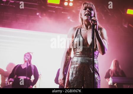 Newcastle, Royaume-Uni. 5 août 2021: Becky Hill se produit à Live de Times Square à Newcastle upon Tyne le 5 août 2021. Crédit : Thomas Jackson/Alay Live News Banque D'Images