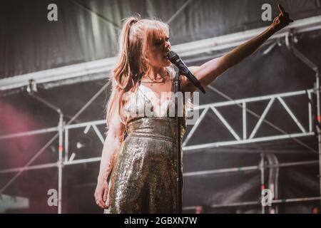 Newcastle, Royaume-Uni. 5 août 2021: Becky Hill se produit à Live de Times Square à Newcastle upon Tyne le 5 août 2021. Crédit : Thomas Jackson/Alay Live News Banque D'Images