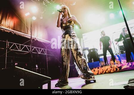 Newcastle, Royaume-Uni. 5 août 2021: Becky Hill se produit à Live de Times Square à Newcastle upon Tyne le 5 août 2021. Crédit : Thomas Jackson/Alay Live News Banque D'Images