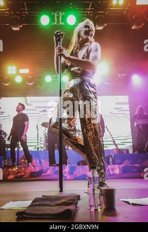 Newcastle, Royaume-Uni. 5 août 2021: Becky Hill se produit à Live de Times Square à Newcastle upon Tyne le 5 août 2021. Crédit : Thomas Jackson/Alay Live News Banque D'Images