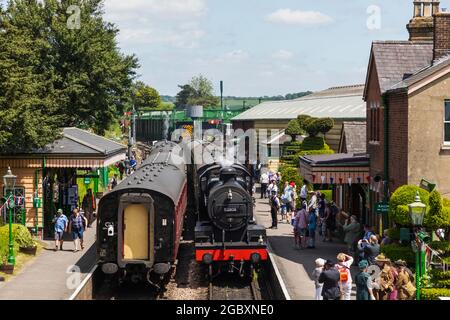 Angleterre, Hampshire, Ropley, Ropley Station, le Mid-Hants Heritage Railway alias Watercress Line, train à vapeur et passagers dans la 'Guerre sur t annuelle Banque D'Images