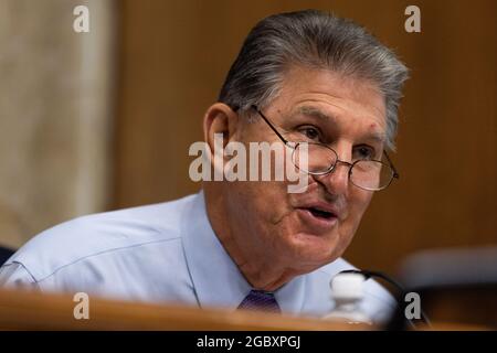 Washington, États-Unis d'Amérique. 05 août 2021. États-Unis le sénateur Joe Manchin III (démocrate de la Virginie-Occidentale), président du Comité du Sénat américain sur l'énergie et les ressources naturelles, parle lors d'une audition sur le rôle et les programmes au sein de l'Office of Science du ministère de l'énergie, à Capitol Hill, à Washington, DC, États-Unis, le 5 août 2021. Crédit: Aaron Schwartz/CNP/Sipa USA crédit: SIPA USA/Alay Live News Banque D'Images