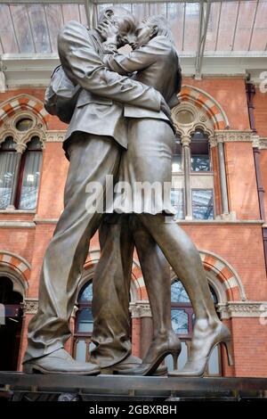 La statue de Meeting place ou plus communément connue « la statue des amoureux » par Paul Day à la gare de St Pancras, Londres, Angleterre. Banque D'Images