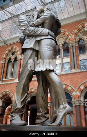 La statue de Meeting place ou plus communément connue « la statue des amoureux » par Paul Day à la gare de St Pancras, Londres, Angleterre. Banque D'Images