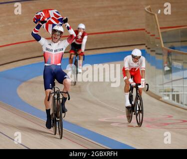 Tokyo, Kanto, Japon. 5 août 2021. Matthew Walls (GBR) célèbre après avoir remporté l'or dans l'omnium masculin lors des Jeux Olympiques d'été de Tokyo 2020 au Vélodrome d'Izu. (Credit image: © David McIntyre/ZUMA Press Wire) Credit: ZUMA Press, Inc./Alamy Live News Banque D'Images