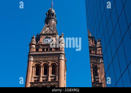 bâtiment historique de l'hôtel de ville et réflexion dans le gratte-ciel de milwaukee, wisconsin Banque D'Images