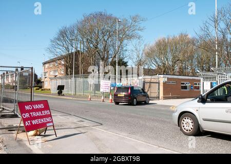 Signez à l'extérieur du centre de recyclage domestique pendant le Covid 19 en informant l'absence de fourgonnettes ou de remorques au week-end Blackpool Lancashire Angleterre Royaume-Uni Banque D'Images