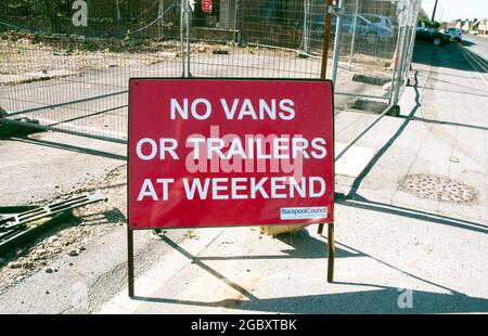 Signez à l'extérieur du centre de recyclage domestique pendant le Covid 19 en informant l'absence de fourgonnettes ou de remorques au week-end Blackpool Lancashire Angleterre Royaume-Uni Banque D'Images