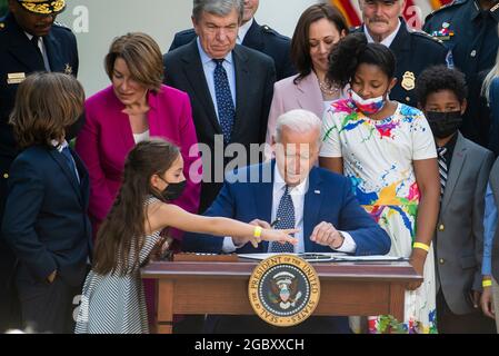 Abigail Evans, fille du policier du Capitole tué William âBillyâ Evans, aide le président des États-Unis Joe Biden à signer le H.R. 3325, âAn Act pour remettre quatre médailles d'or au Congrès à la police du Capitole des États-Unis et à ceux qui ont protégé le Capitole des États-Unis le 6 janvier, 2021,â en droit dans le jardin des roses de la Maison Blanche à Washington, DC, le jeudi 5 août 2021. Crédit : Rod Lamkey/CNP Banque D'Images