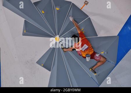 Tokyo, Japon. 05 août 2021. Spain'ｓ Alberto Gines Lopez participe à la finale du Bouldering lors des Jeux Olympiques de Tokyo le sport masculin escalade au parc sportif urbain Aomi à Tokyo, Japon, le jeudi 5 août 2021. Photo par Keizo Mori/UPI crédit: UPI/Alay Live News Banque D'Images