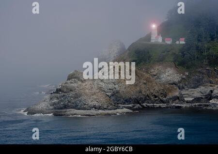 Le phare Heceta Head de Florence, Oregon, est situé sur des rochers de l'océan Pacifique Banque D'Images