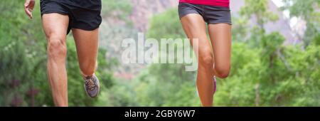 Coureurs jambes bannière crop de femme et homme athlètes course dans la nature en plein air entraînement cardio et force. Vue panoramique du bas du corps du Banque D'Images