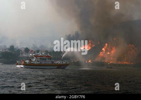 3 août 2021, MuÄŸla, Milas, Turquie: La Turquie est aux prises avec les feux de forêt dans de nombreuses provinces depuis une semaine. Le feu dans le quartier de Bodrum de MuÄŸla est sur le point d'atteindre la centrale thermique. (Credit image: © Sedat ElbasanZUMA Wire) Banque D'Images